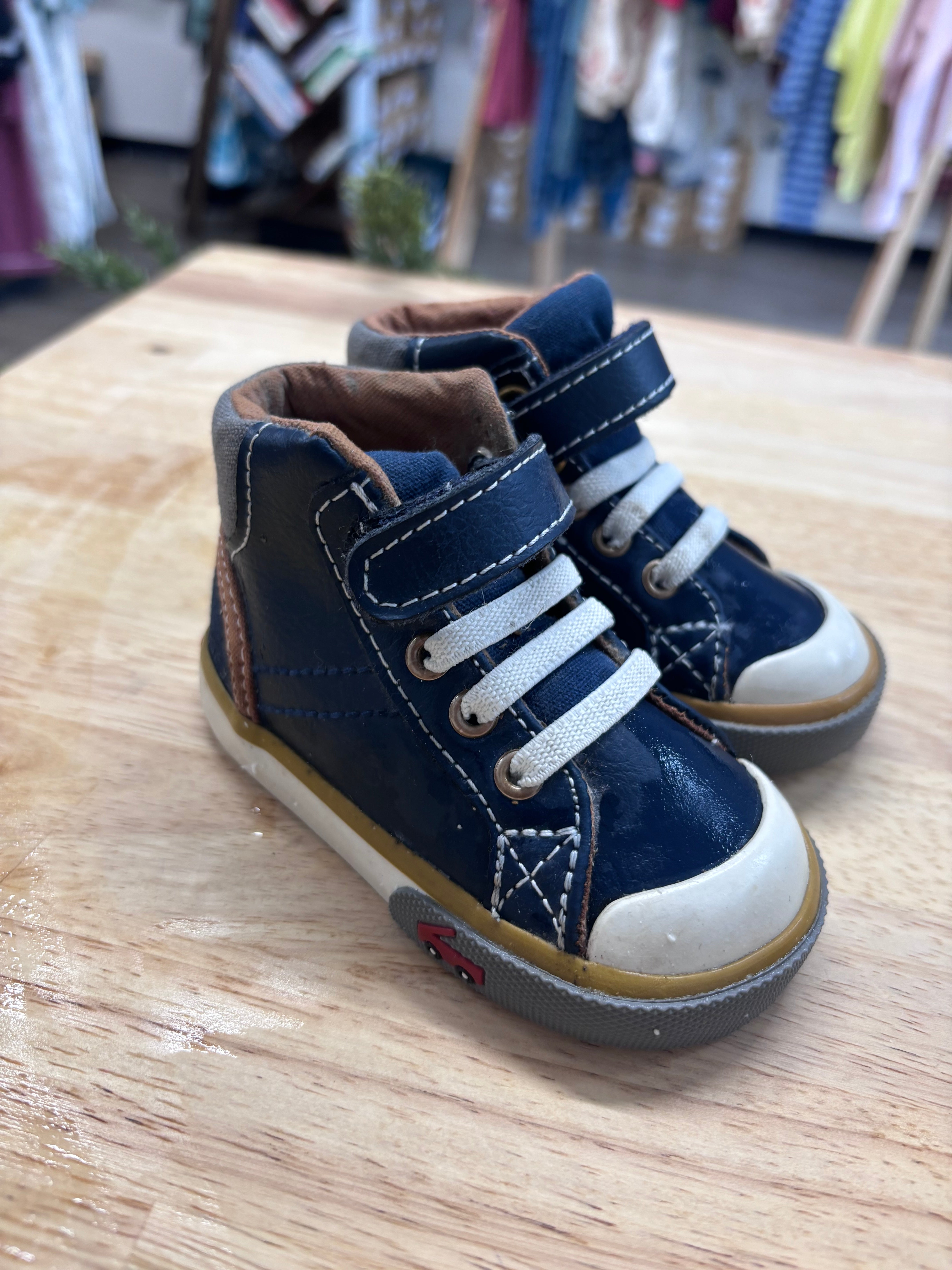 See Kai Run Sneakers Size 4