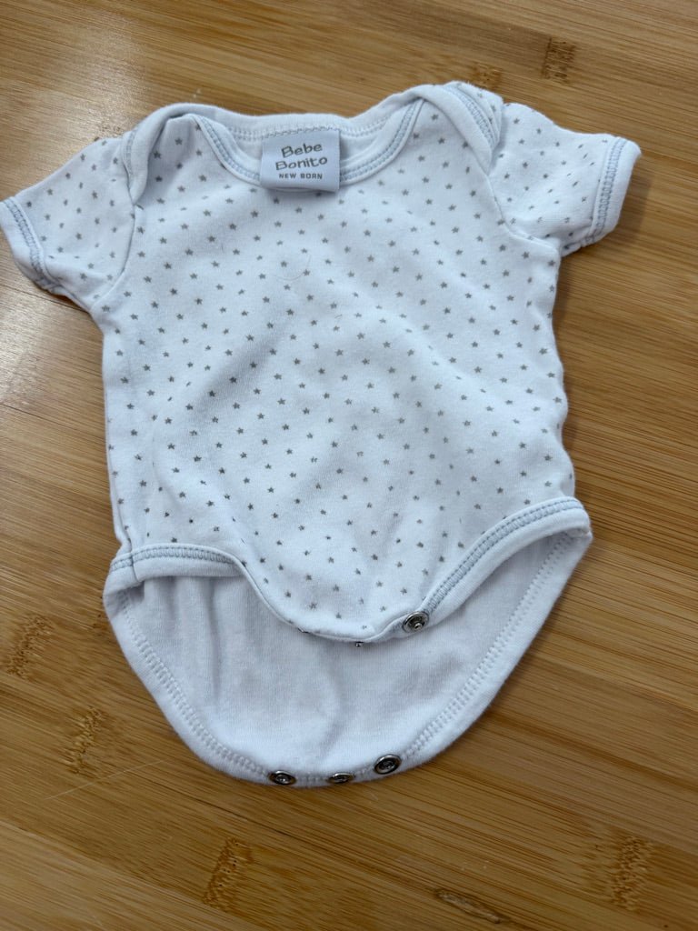 Bebe Bonit Bodysuit – Newborn | White Star Short Sleeve | Play - Nest and Sprout-Consignment