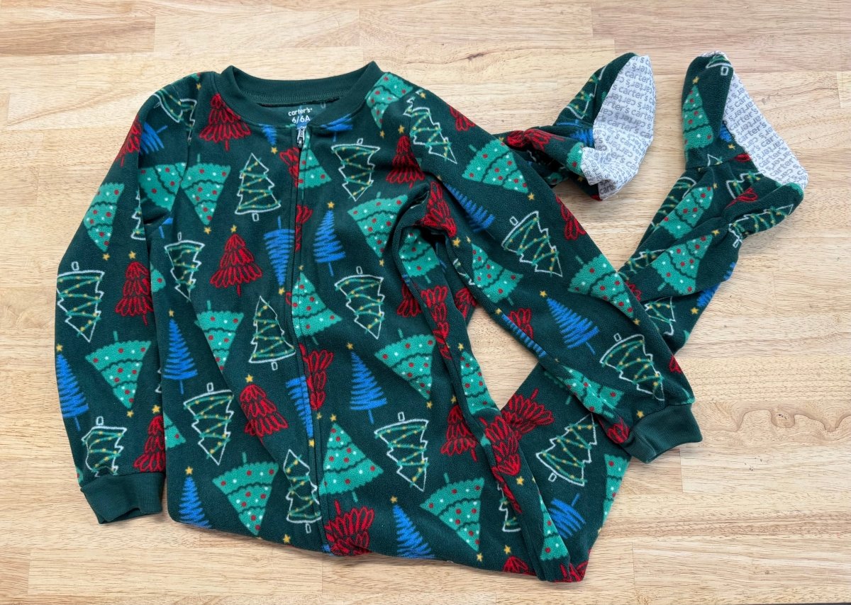 Carter's Footed Sleeper – Size 6 | Christmas Green Tree Print - Nest and Sprout - Consignment