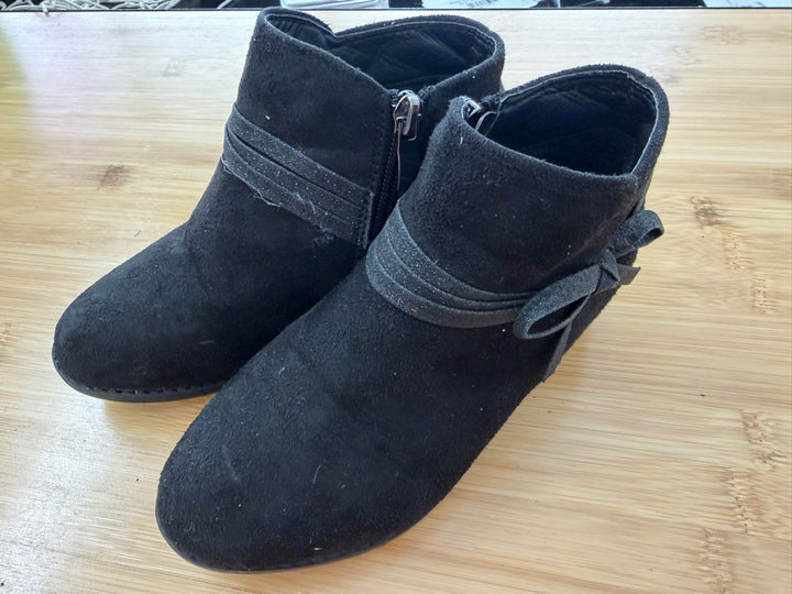 Kelly & Katie Low Heel Ankle Boots – 13 | Suede Silver Sparkle Bow Side Zipper