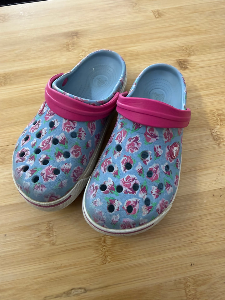 Crocs – 12/13 | Periwinkle Blue Rosette Print