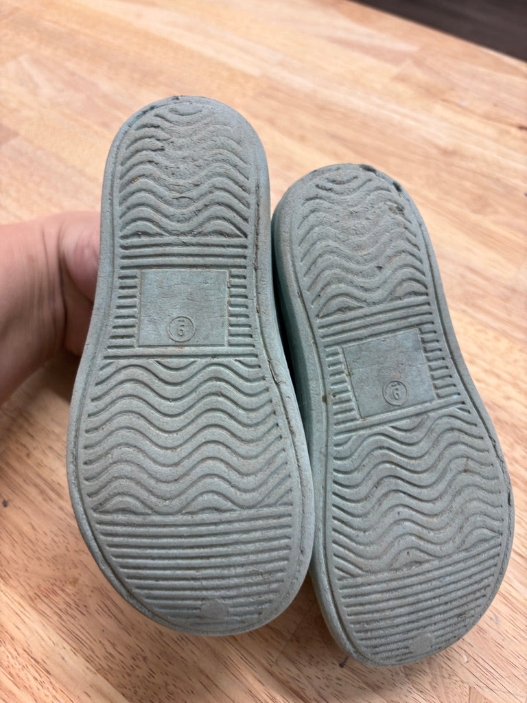 Croc-Style Shoes – Size 9 PLAY