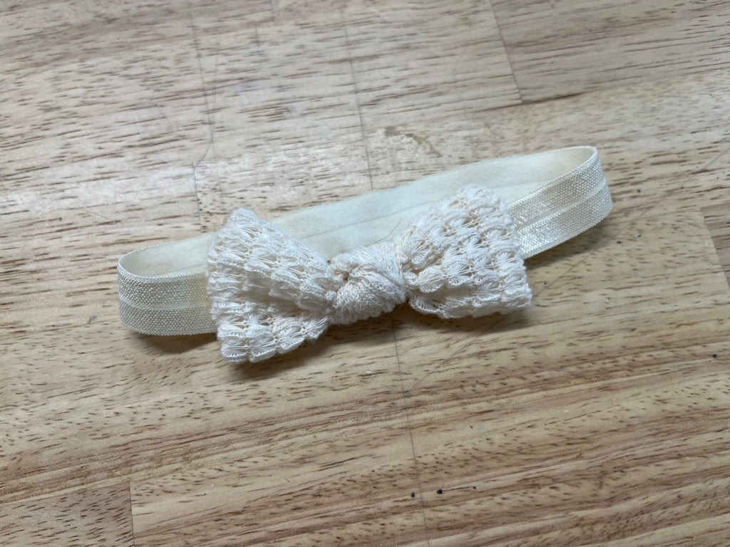 Bow – White Crochet Style