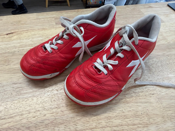 Diadora Junior Indoor Soccer Shoes – 2.5 Junior | Red | Lace Up