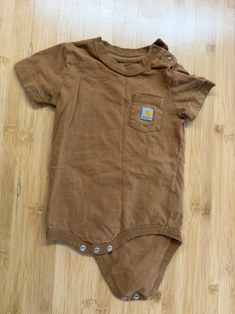 Carhartt SHORT Sleeve Pocket Bodysuit – 12M | Caramel