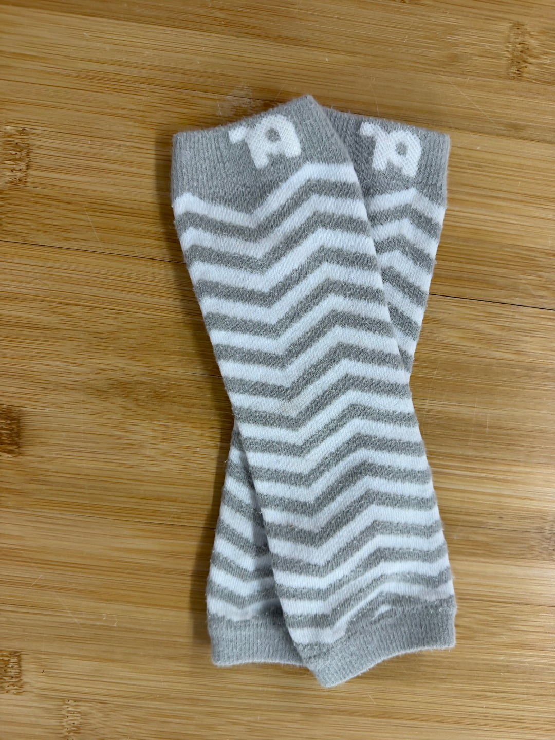 Baby Legs Chevron Arm/Leg Warmers – Light grey