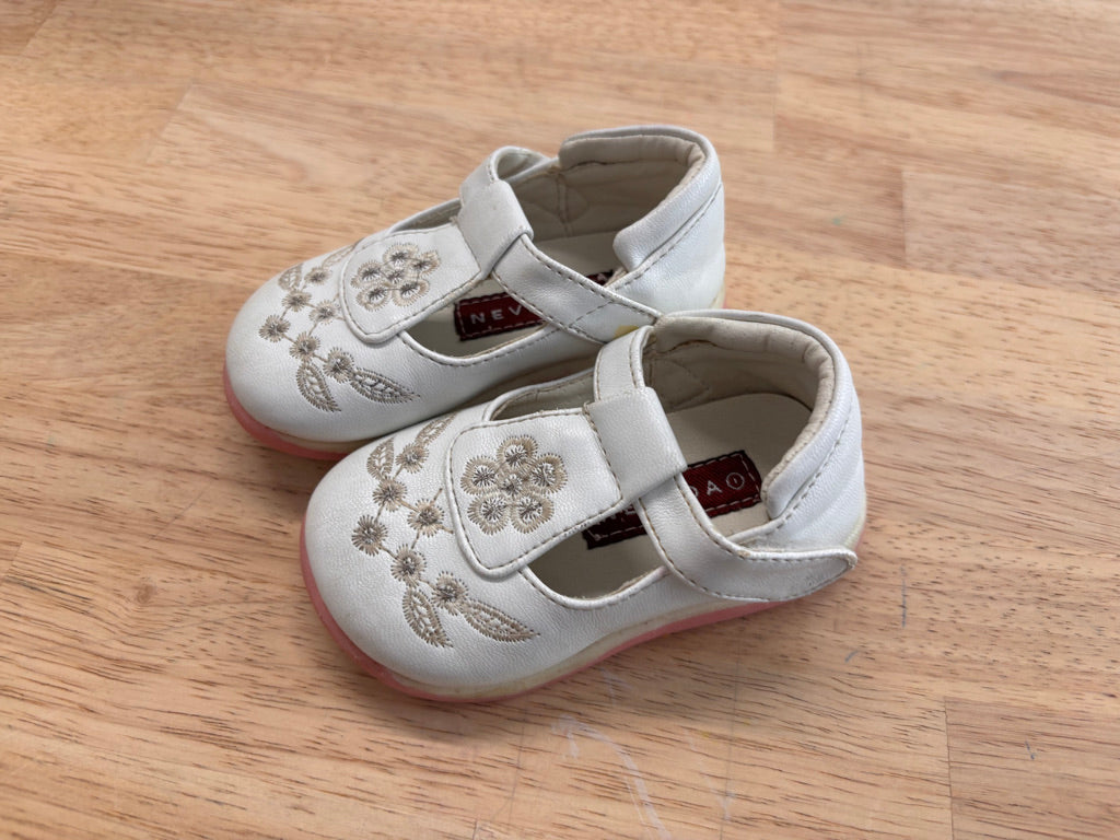Nevada Size 2 Mary Jane Shoes