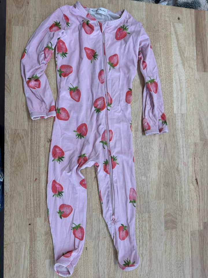 Bambi and Birdie Footless Sleeper – 18-24 Months | Strawberry Print - Nest and Sprout-Consignment