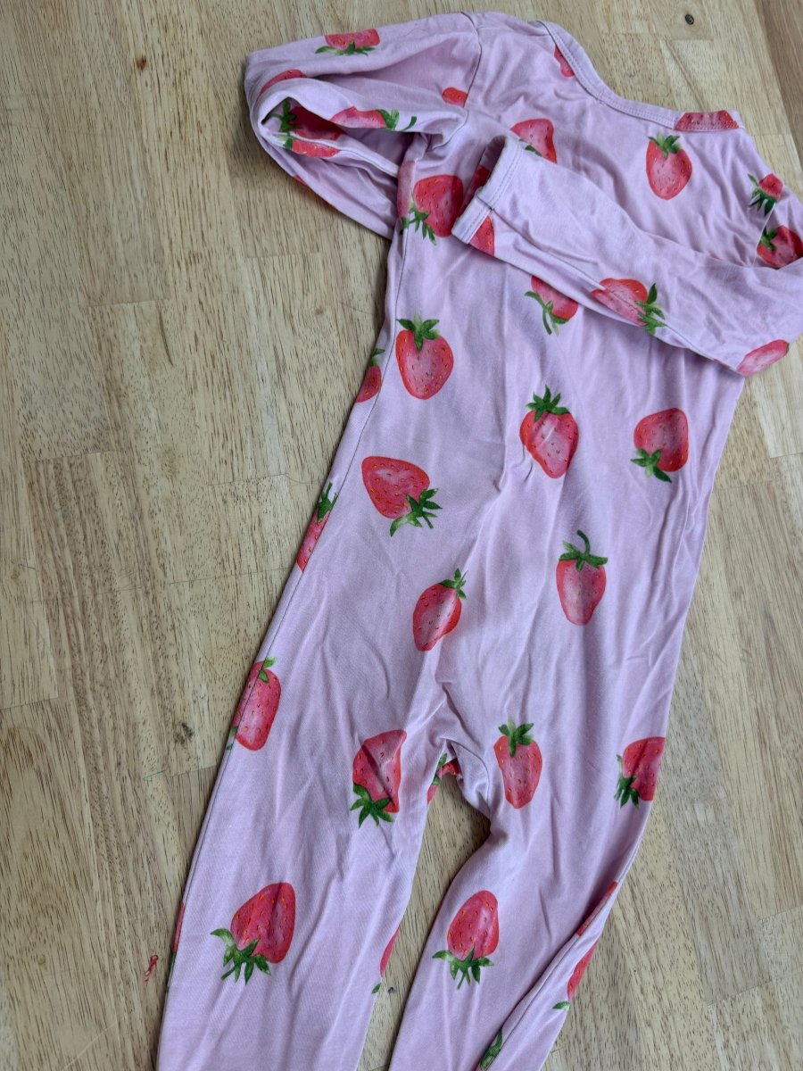 Bambi and Birdie Footless Sleeper – 18-24 Months | Strawberry Print - Nest and Sprout-Consignment