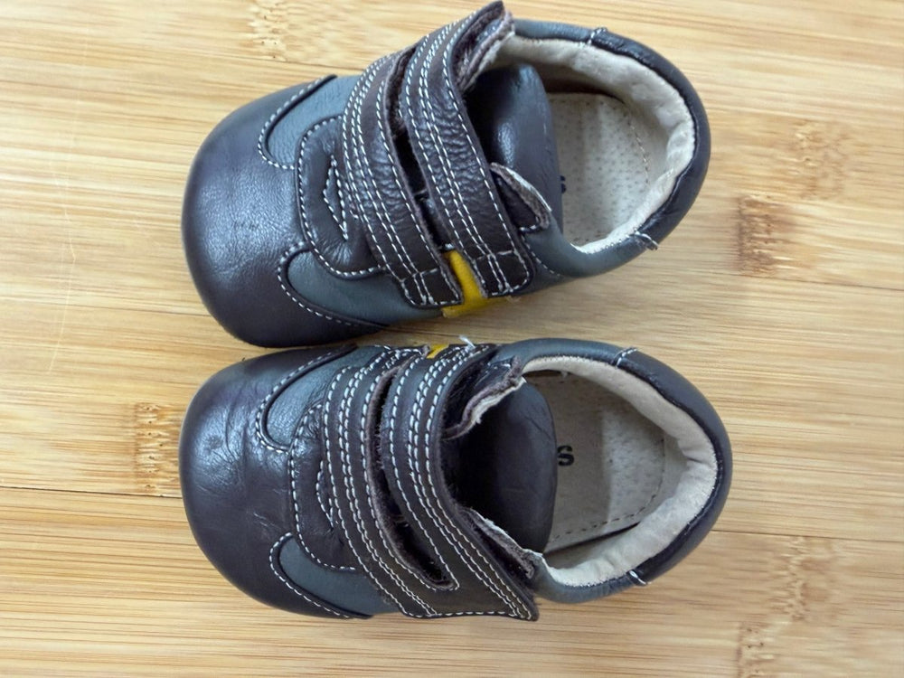 Smaller by See Kai Run Faux Leather Shoe – 3 (6–9M) | Light Grey Yellow Stripe - Nest and Sprout-Consignment