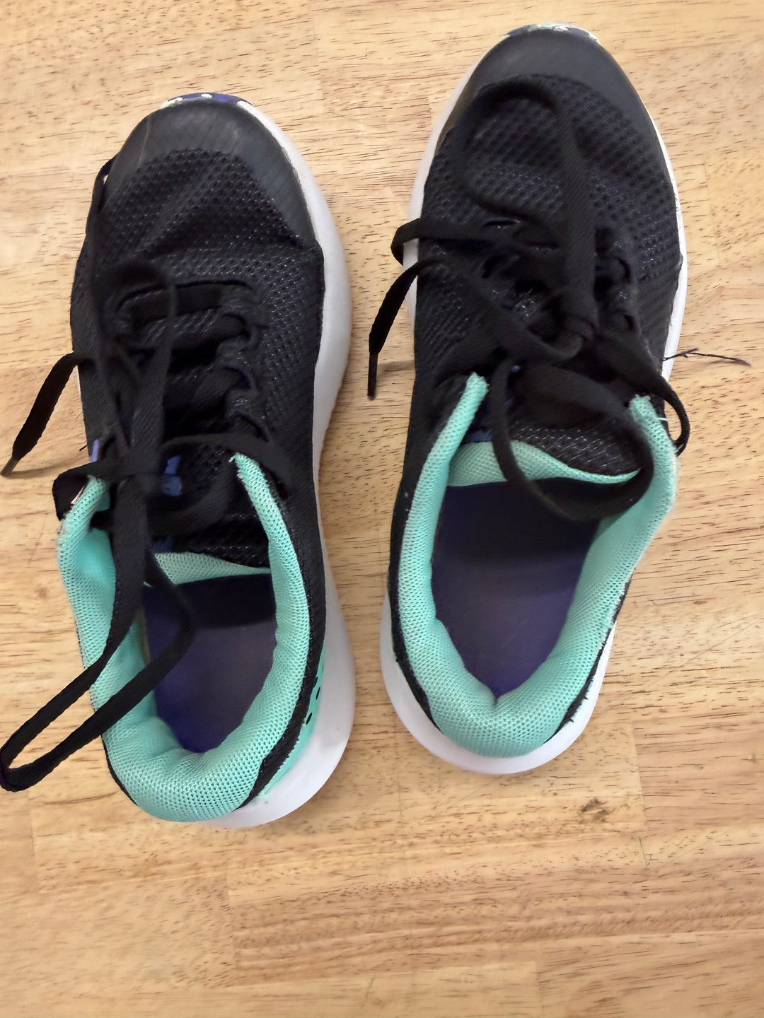 Under Armour Tie Up Shoes – Youth 4