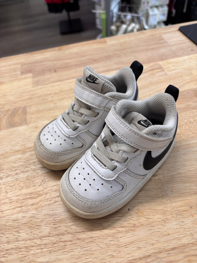 Nike Shoes – Size 6C (White/Scuffed)