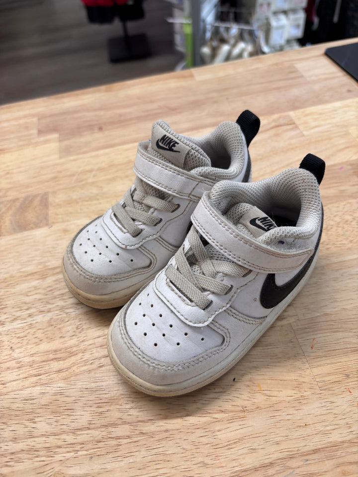 Nike Shoes – Size 6C (White/Scuffed)