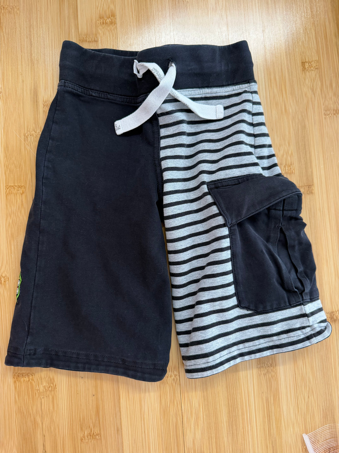 Peekaboo Beans Shorts – 2/3 Est. | Grey & Black No Size Tag