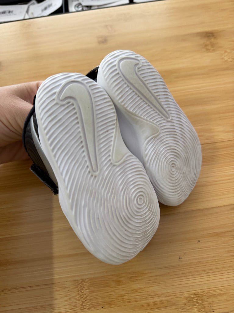 Nike Team Hustle Velcro Sneakers – 5 | Play - Nest and Sprout-Consignment