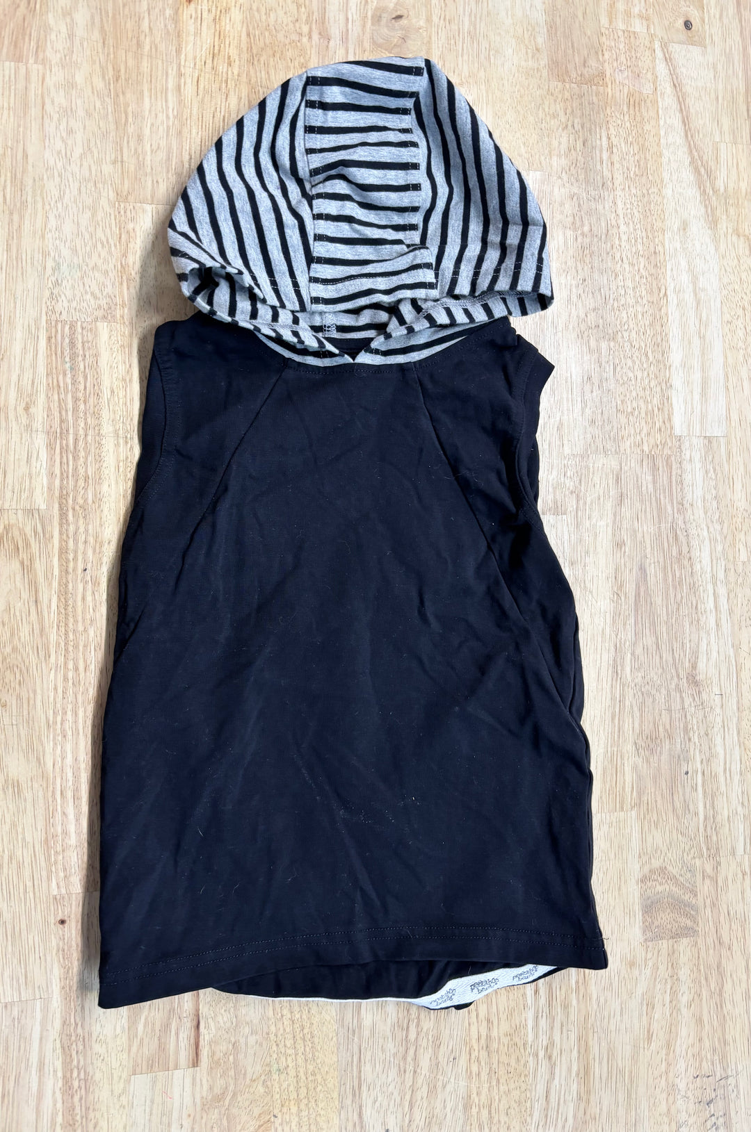 Peekaboo Beans Sleeveless Hooded Shirt – Black | Size 5