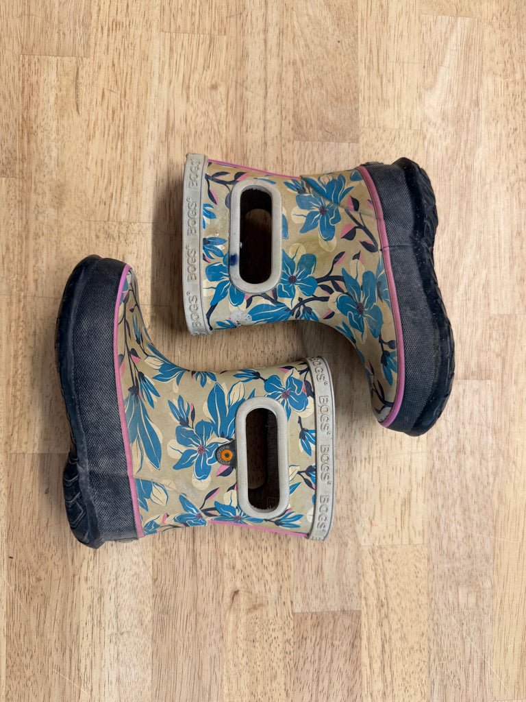 Bogs Rainboots – One Size | Blue Floral Low Rise play - Nest and Sprout - Consignment