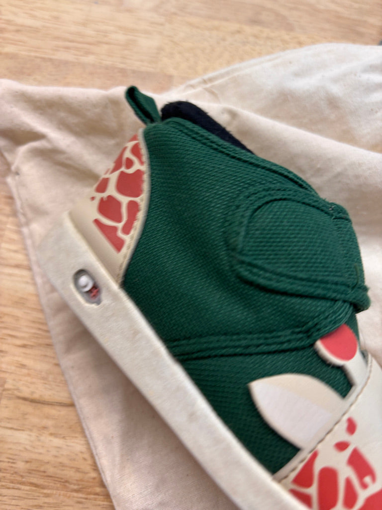 Ikiki Giraffe Shoes – Size 8 Squeaky Shoes