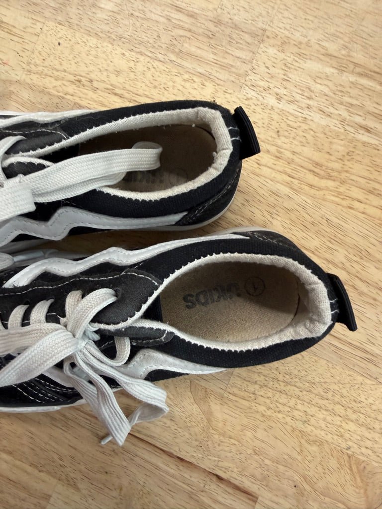 Ukids Lace - Up Sneakers – Junior 1 | Black & White - Nest and Sprout - Consignment