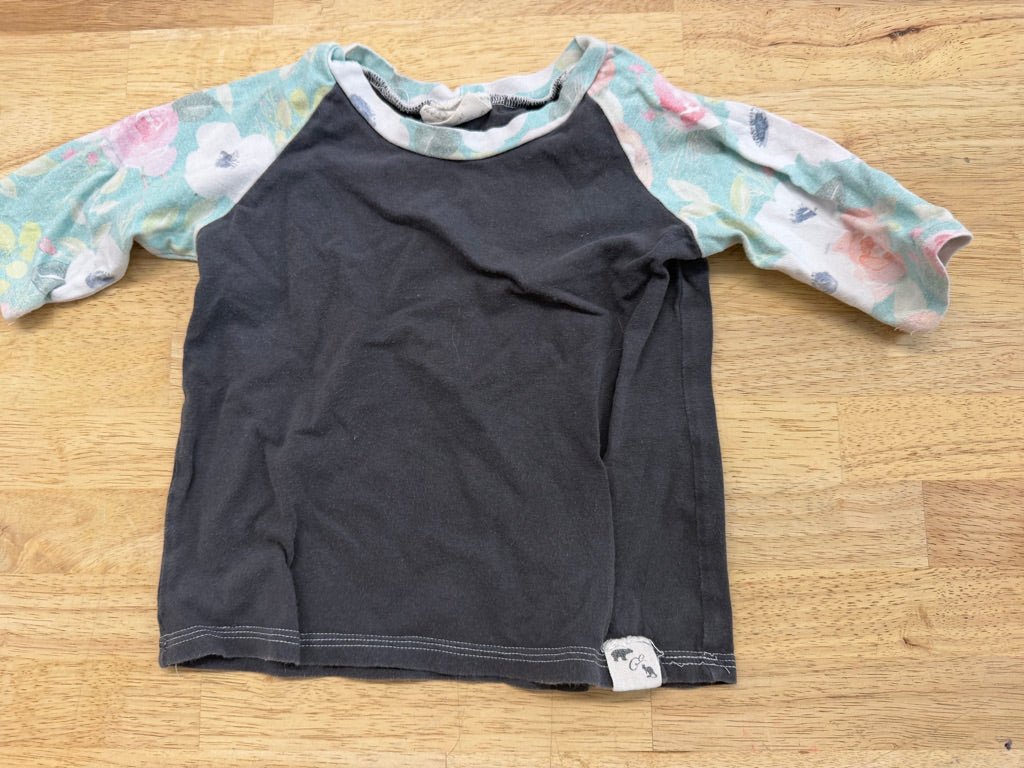 Bear + Roo Floral Sleeve Top – 2T | Charcoal Body - Nest and Sprout-Consignment