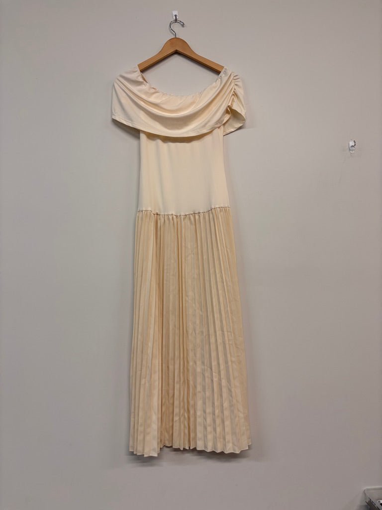 Off - Shoulder Maternity Photography Dress – Size Small, Cream - Nest and Sprout - Consignment