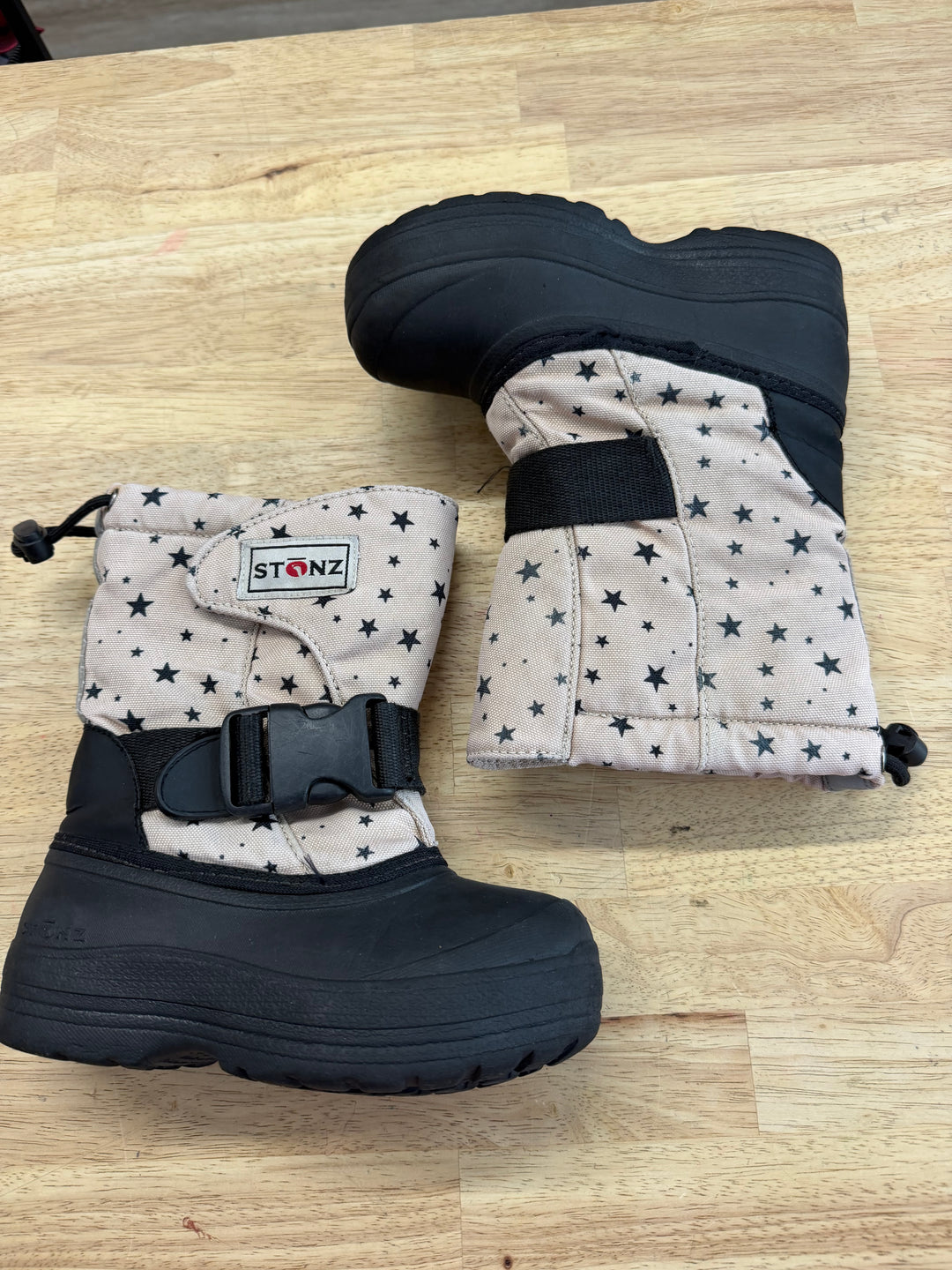 Stonz Winter Boots – 11 | Dusty Pink | Black Stars | Buckle Clasp and Velcro