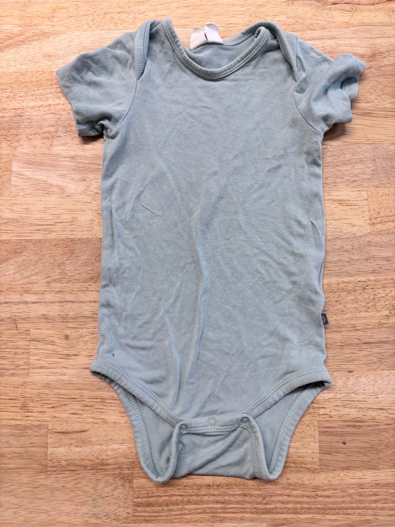 Kyte Baby Light Blue Short Sleeve 6–12M (Moderate Pilling)