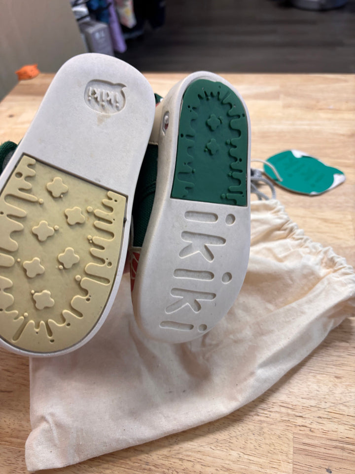 Ikiki Giraffe Shoes – Size 8 Squeaky Shoes