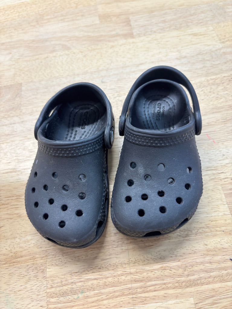 Crocs Classic Clogs – 5/6