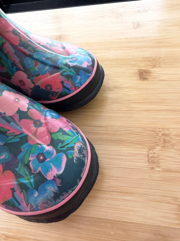 Bogs Classic Pansies Insulated Rain Boots – Youth 3 (EU 35) | Play