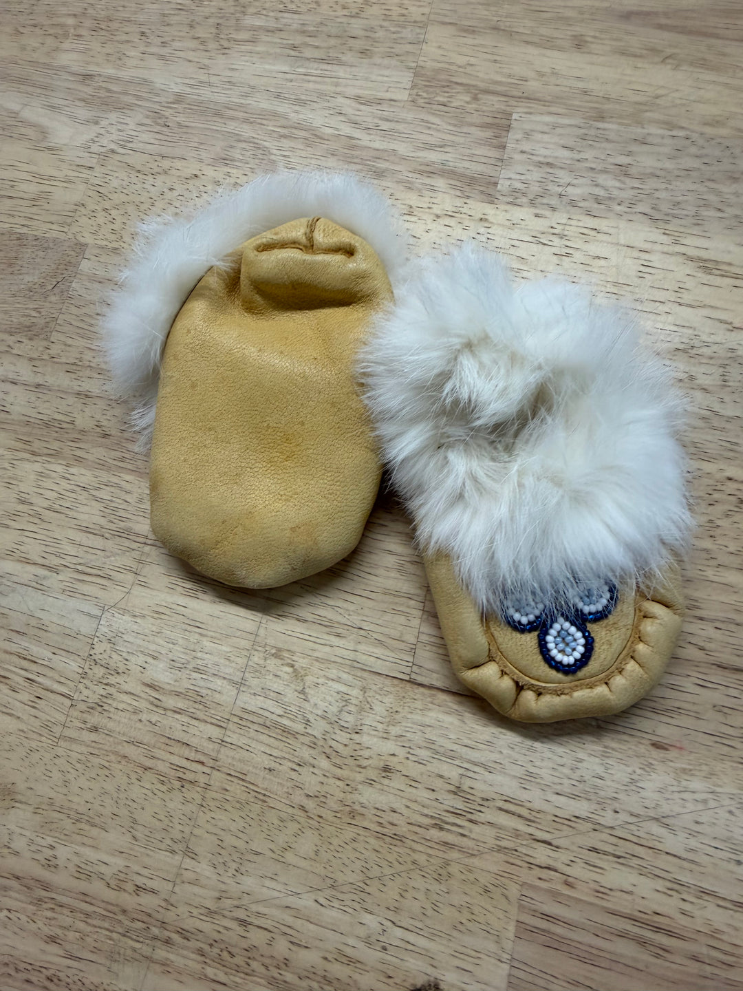 Infant Moccasins – 12cm | Light Yellow Tan | Fur Edge | Beadwork