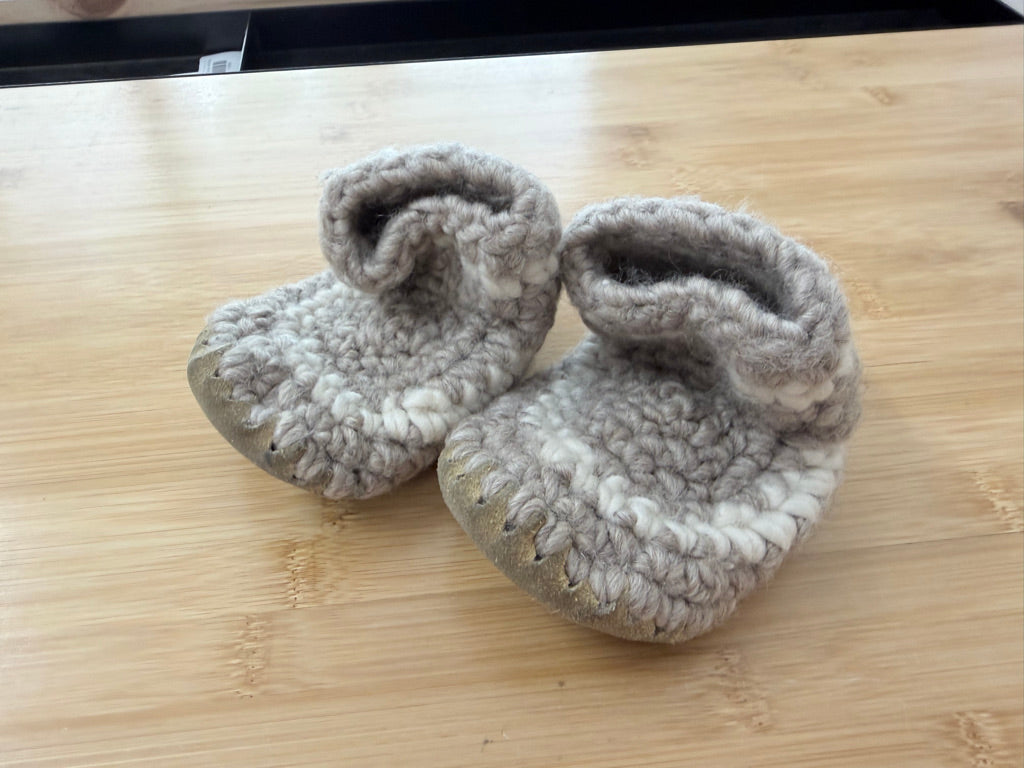 Padraig Cabin Slippers – C9 (EU 26) | Beige & White Striped | Play