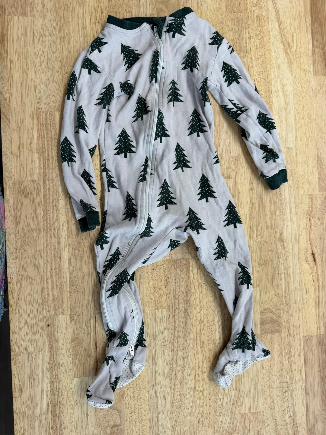 Zippy Jamz Christmas Tree Footed Sleeper – 18–24M | Light Grey | Play | Holiday