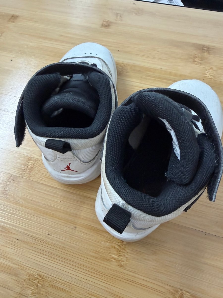 Nike Velcro Sneakers – 9 | White & Black Inner - Nest and Sprout-Consignment