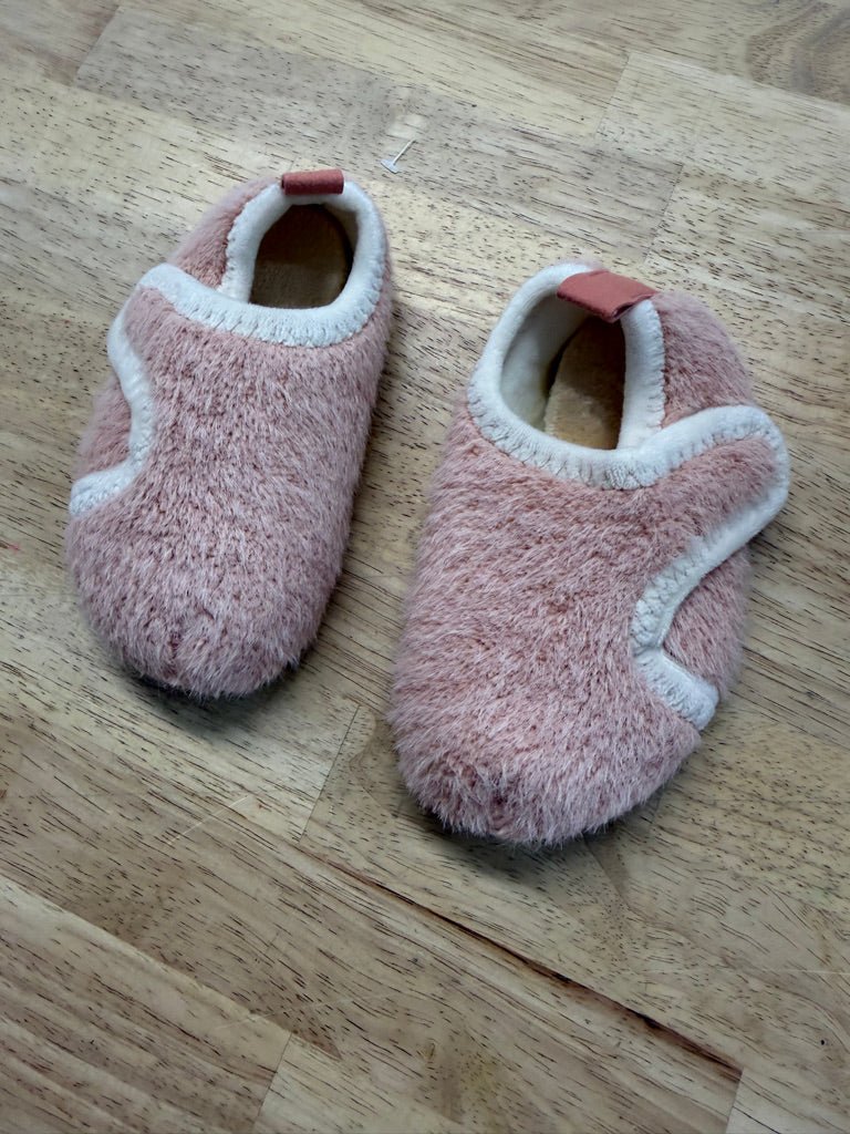 Slippers – Size 25/26 | Pink Velcro - Nest and Sprout - Consignment