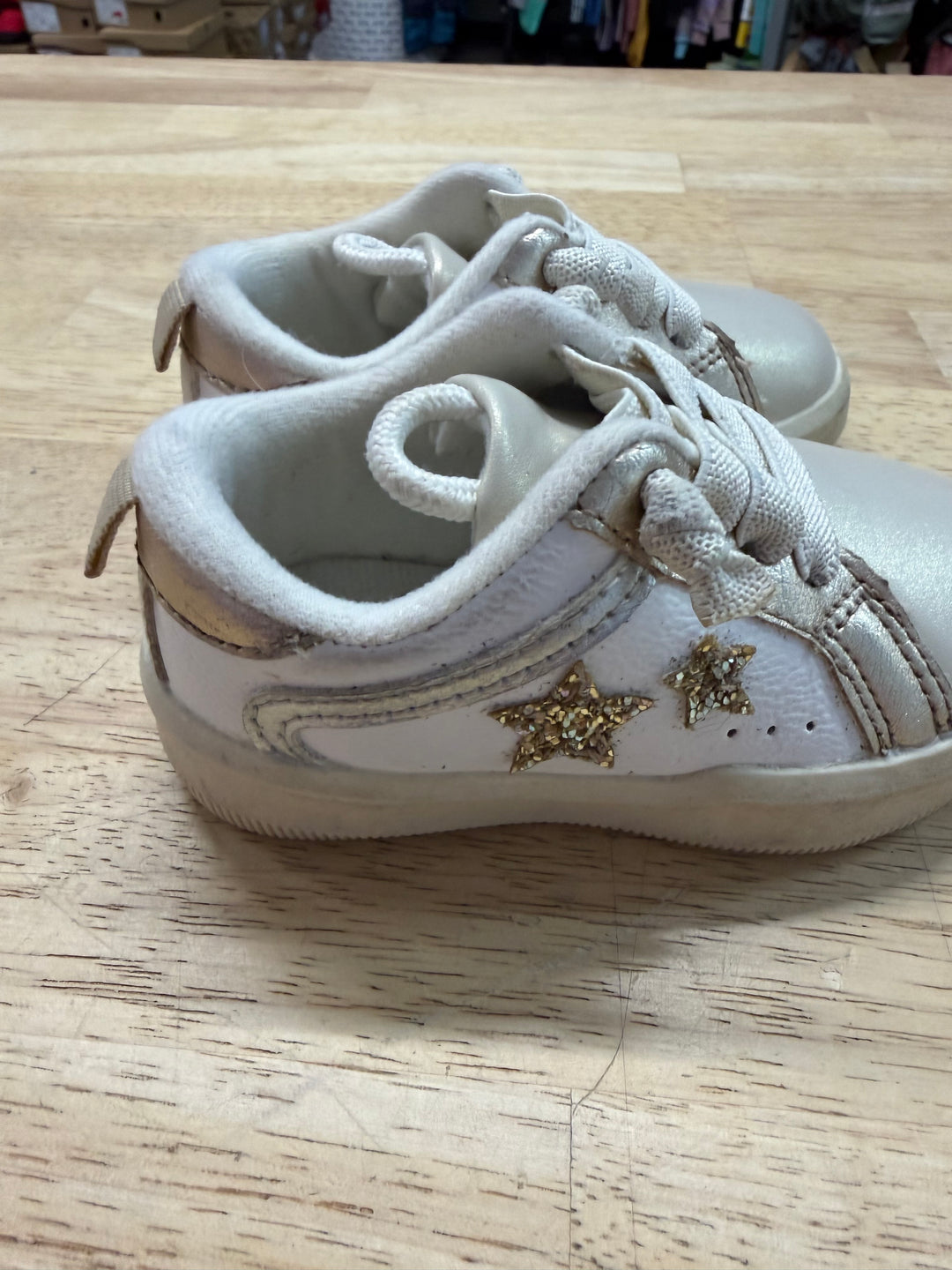 OshKosh White & Gold Lace-Up Sneakers – 4