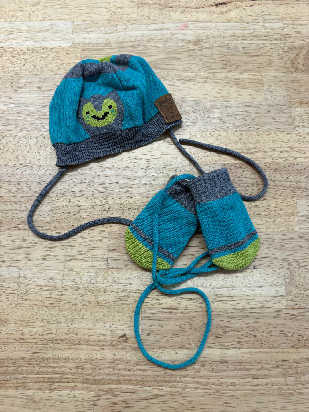 Souris Mini Infant Beanie and Mittens on a String Set – 3-12 Months