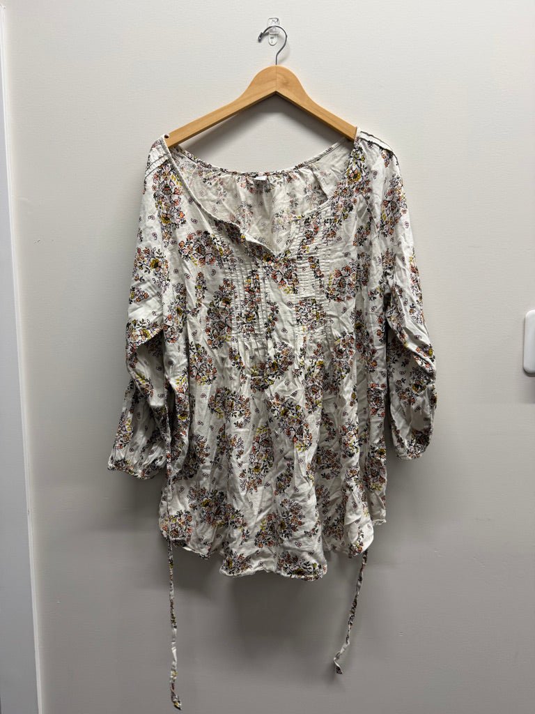Old Navy Maternity Top – M | Cream Floral - Nest and Sprout - Consignment
