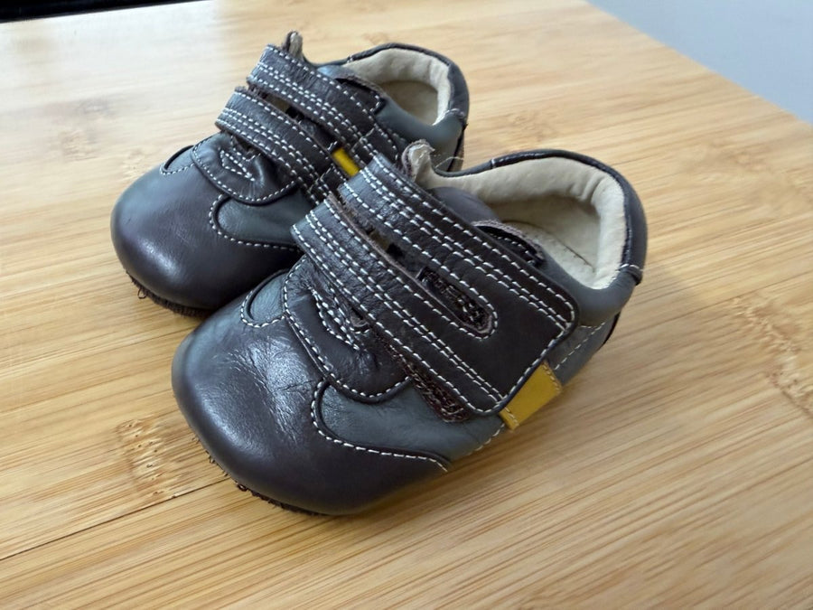 Smaller by See Kai Run Faux Leather Shoe – 3 (6–9M) | Light Grey Yellow Stripe - Nest and Sprout-Consignment