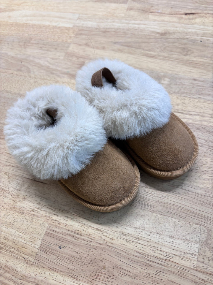 Children’s Place Fleece Slippers Size 6/7