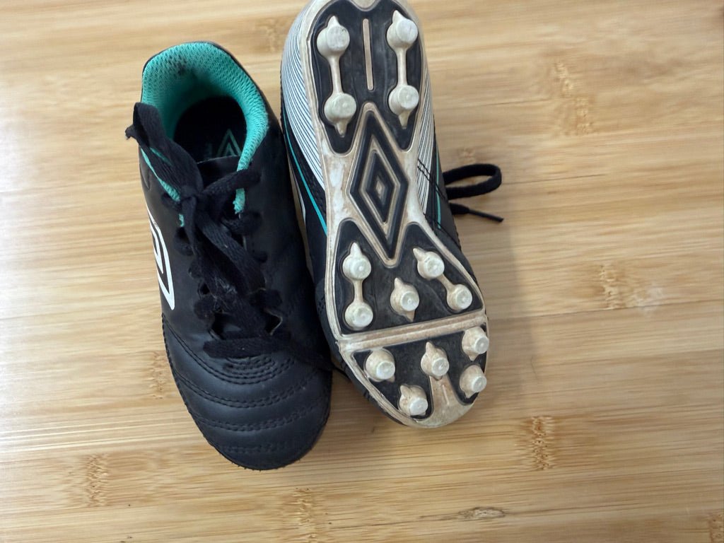 Umbro Black Lace-Up Cleats – 11 - Nest and Sprout-Consignment