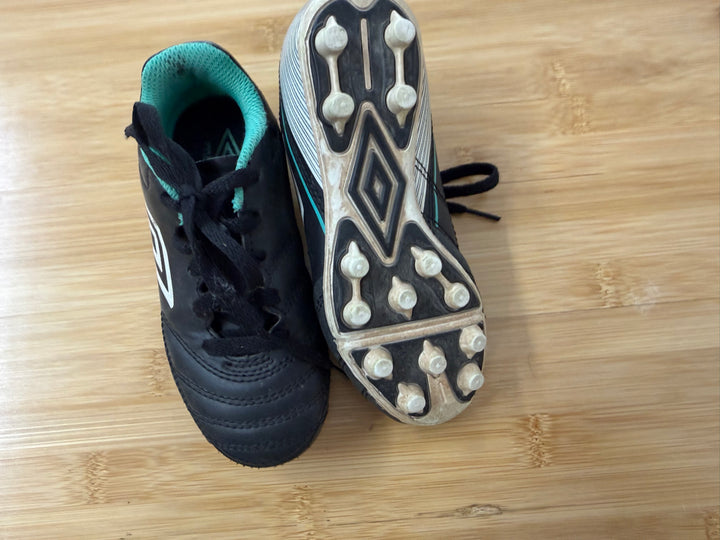 Umbro Black Lace-Up Cleats – 11