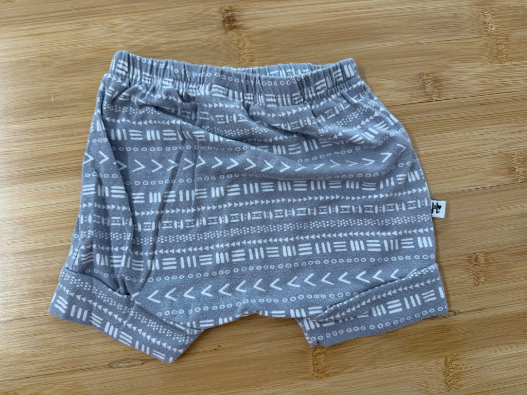 Jax & Lennon Short Bloomers – 6–12M | Grey Geometric Allover | Play