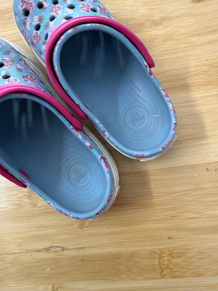 Crocs – 12/13 | Periwinkle Blue Rosette Print