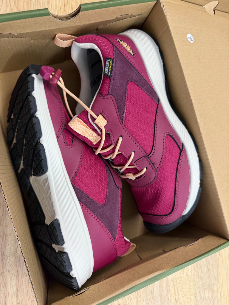 Keen Skua Waterproof Boot – Youth 3 | Beaujolais and Peach Fuzz