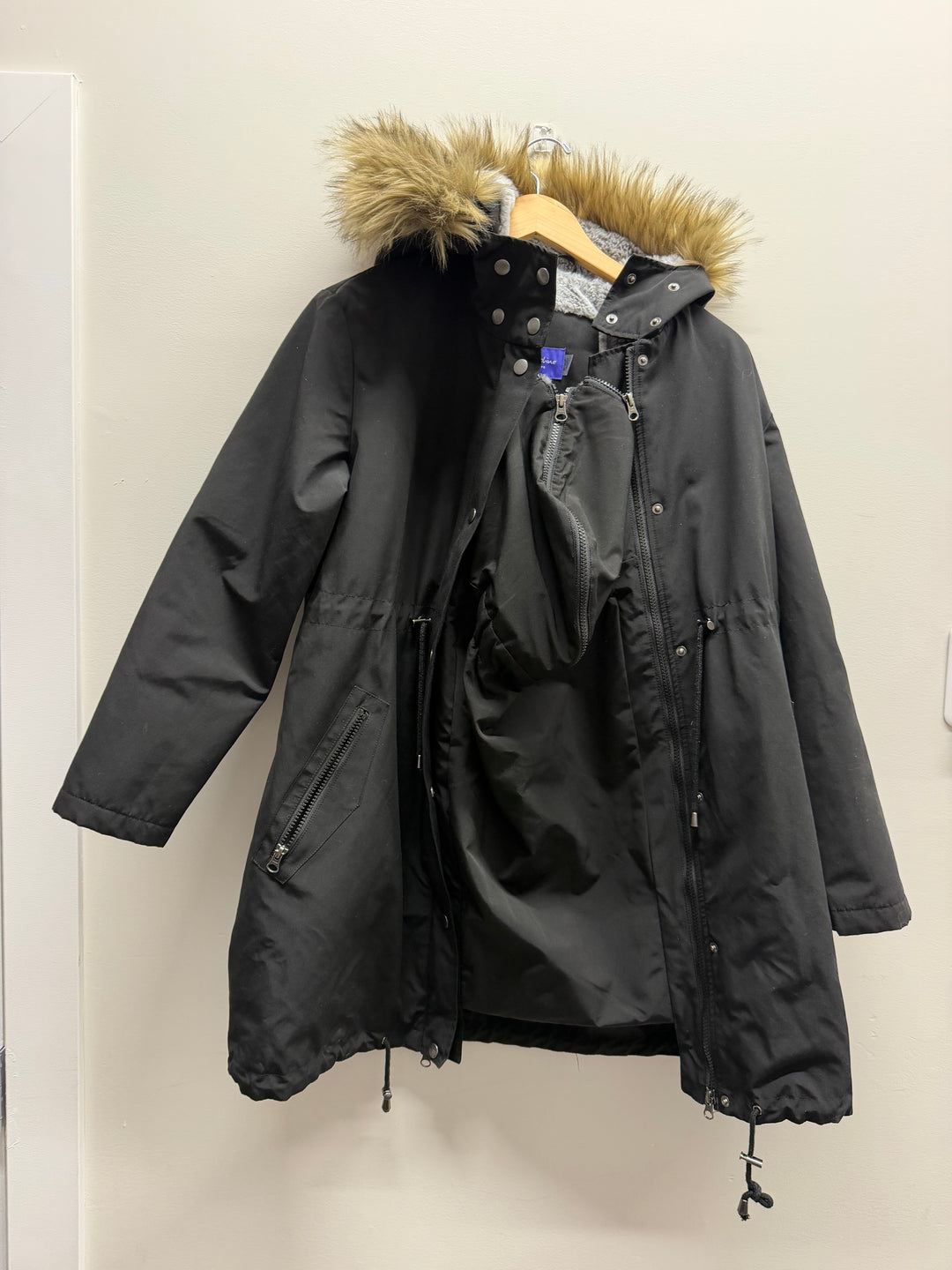 Seraphine Babywearing/Maternity Winter Jacket – 4 US (Petite) | Black | Faux Fur Hood