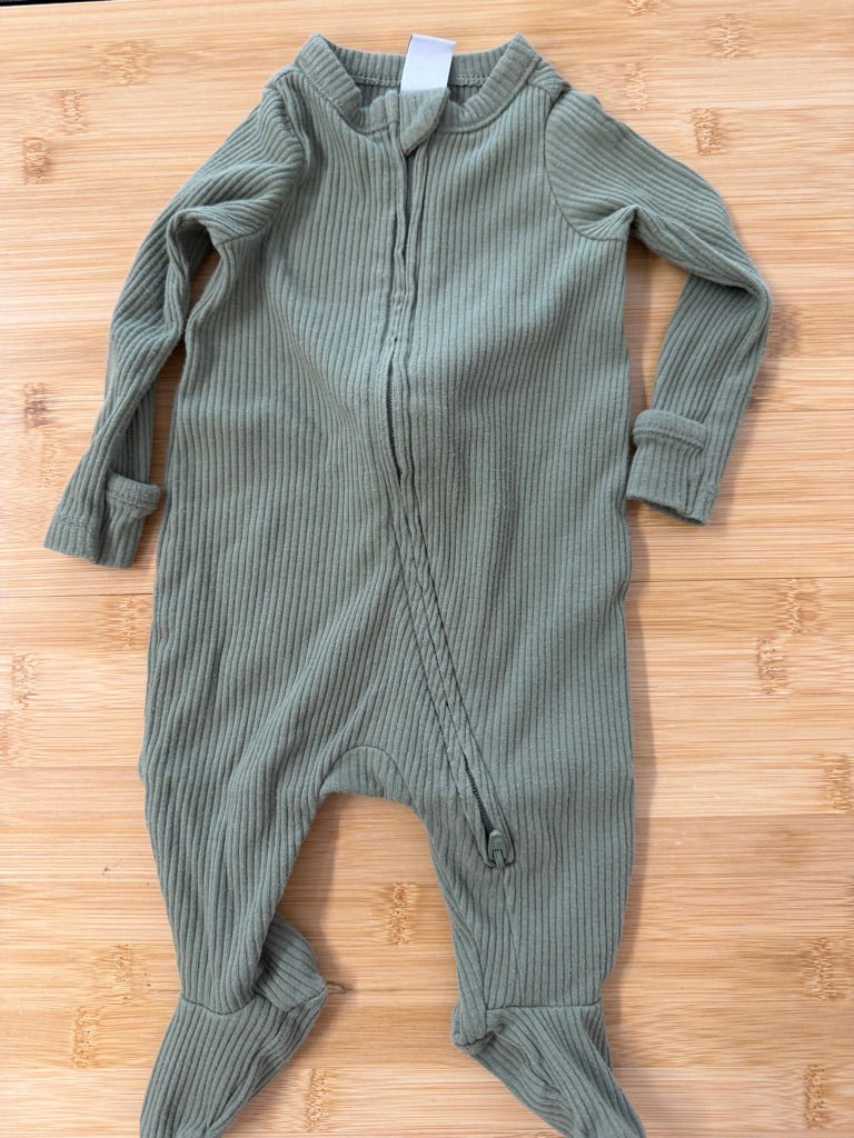 Old Navy Footed Sleeper – Newborn | Green Two-Way Zip - Nest and Sprout-Consignment