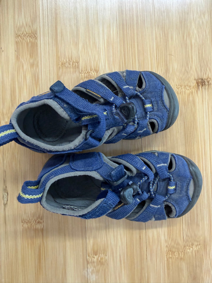 Keen Closed-Toe Sandals – 9