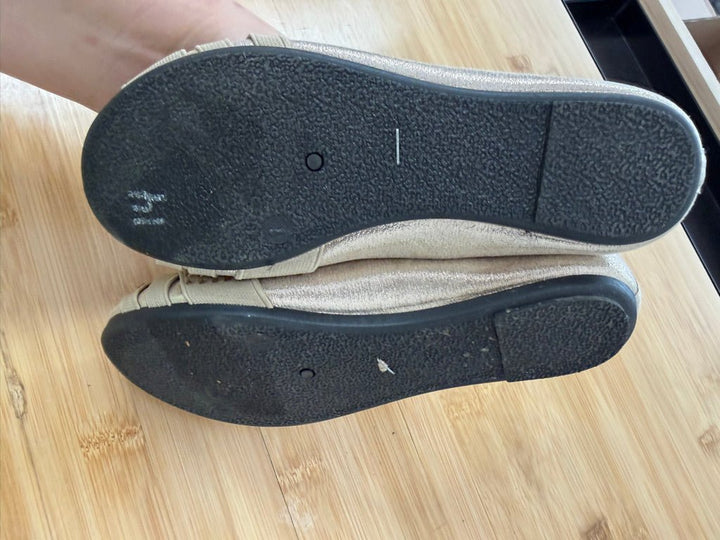 Daisy Fuentes Ballet Flats – Youth 1 (EU 32) | Gold Decorative Toe Excellent - Nest and Sprout-Consignment
