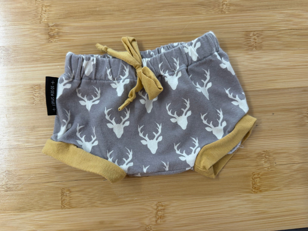 So Sew Smart Shorts – 00 (0–6M Est.) | Antler Print Yellow Tie & Legs